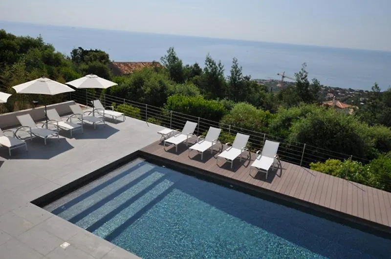 Villa Vue panoramique sur la baie de St Tropez à Les Issambres France
