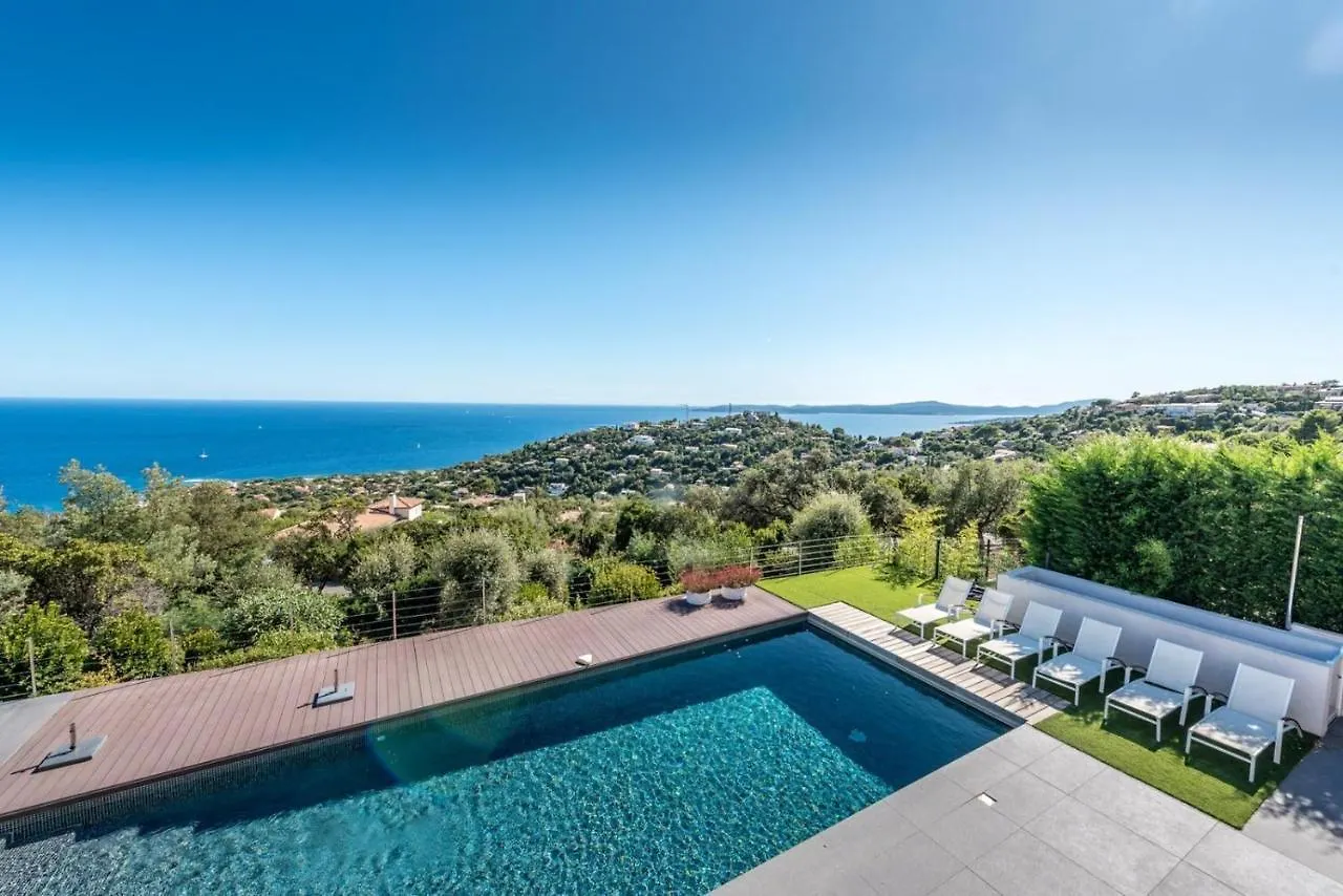 Villa Vue panoramique sur la baie de St Tropez à Les Issambres