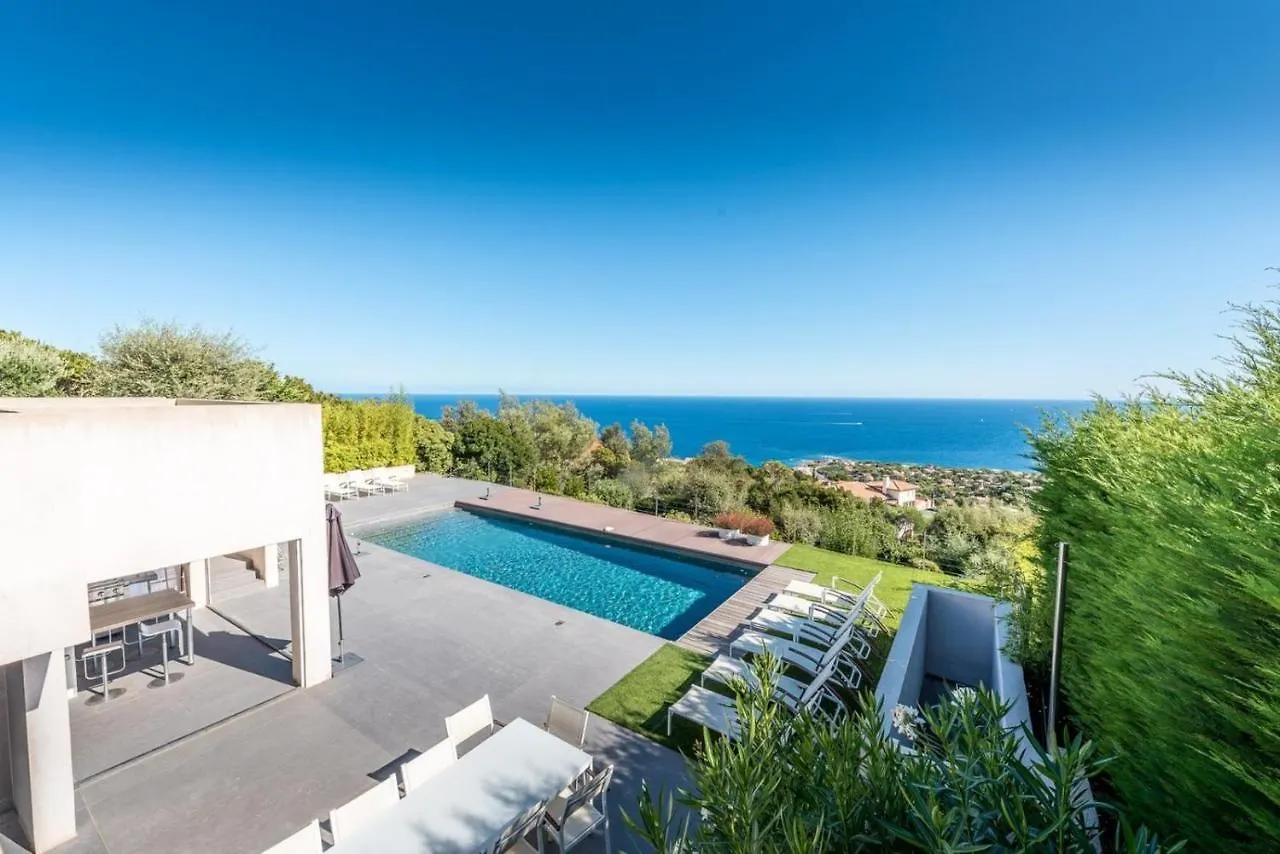 Villa Vue panoramique sur la baie de St Tropez à Les Issambres